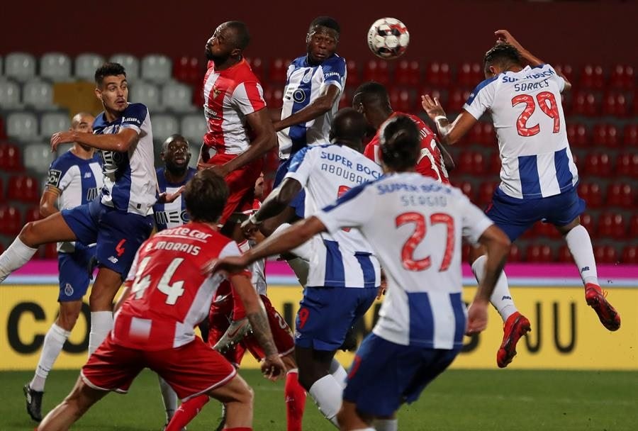 Porto y Aves peleando por el balón 