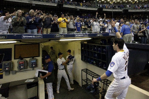 Jugadores de los Brewers al finalizar un partido