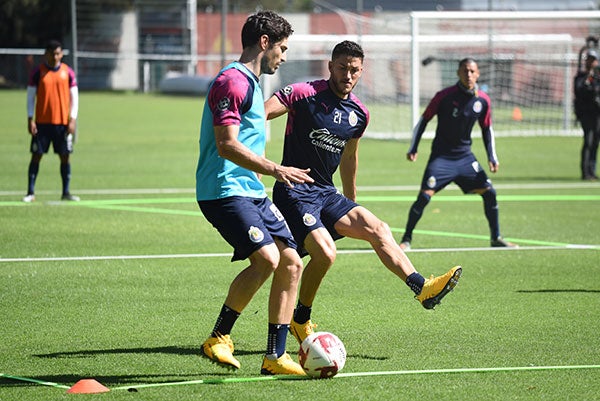 Briseño y Mier disputan el balón 