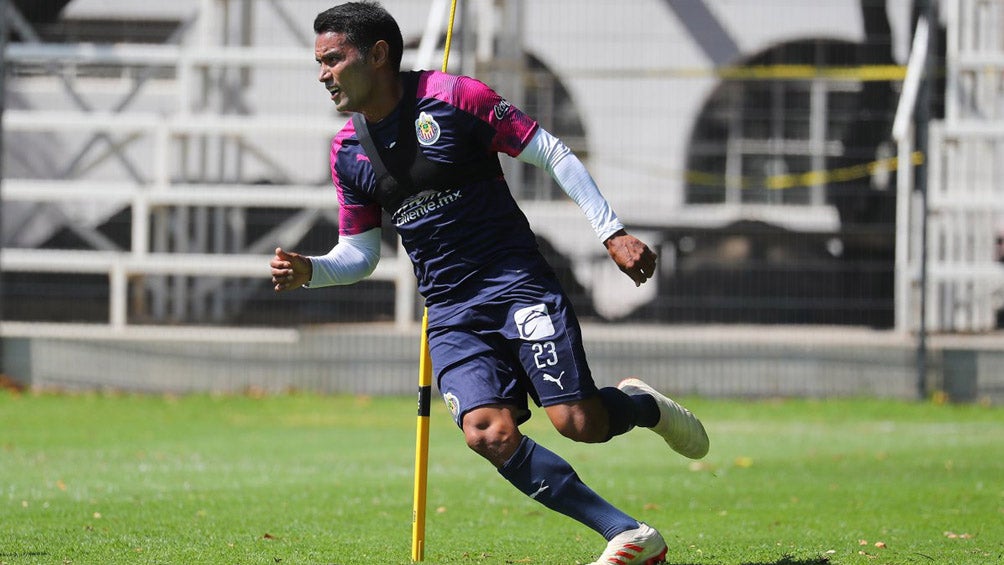 Gallo Vázquez durante un entrenamiento con Chivas