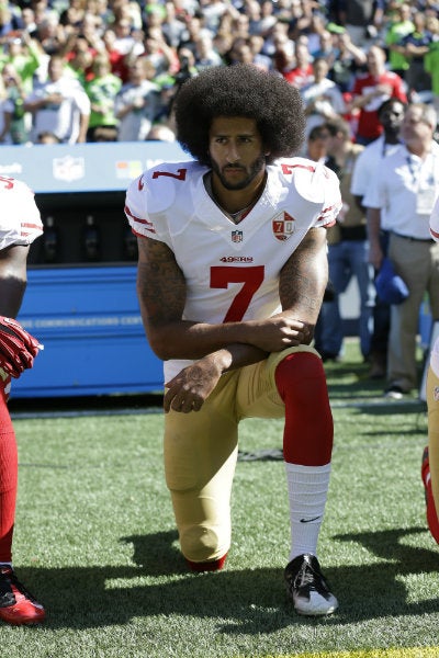 Colin Kaepernick protesta durante el Himno Nacional