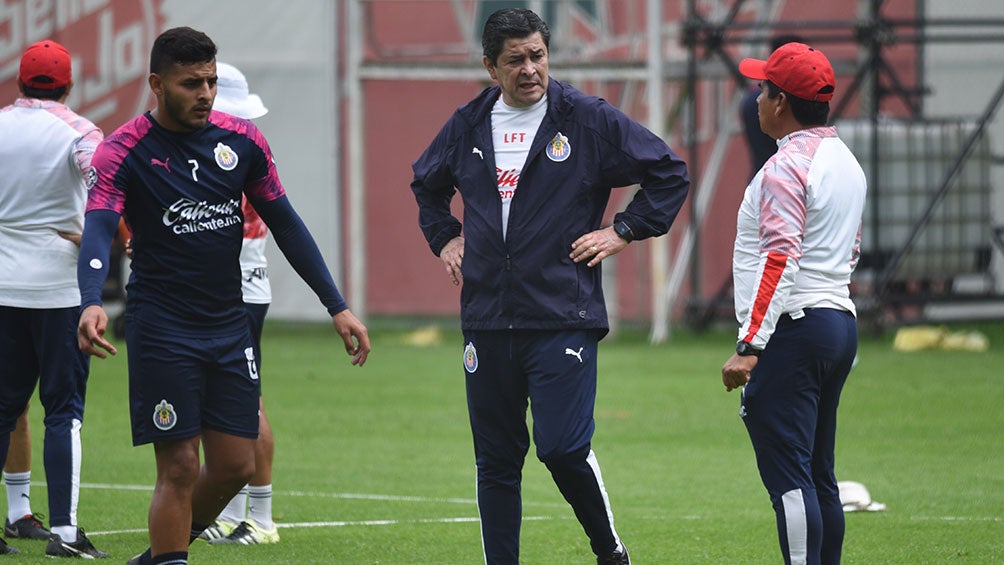 El cuerpo técnico de Chivas durante un entrenamiento