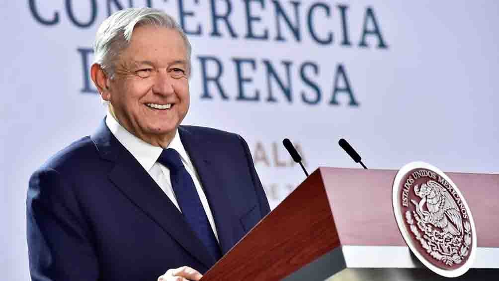 López Obrador sonríe en una conferencia de prensa