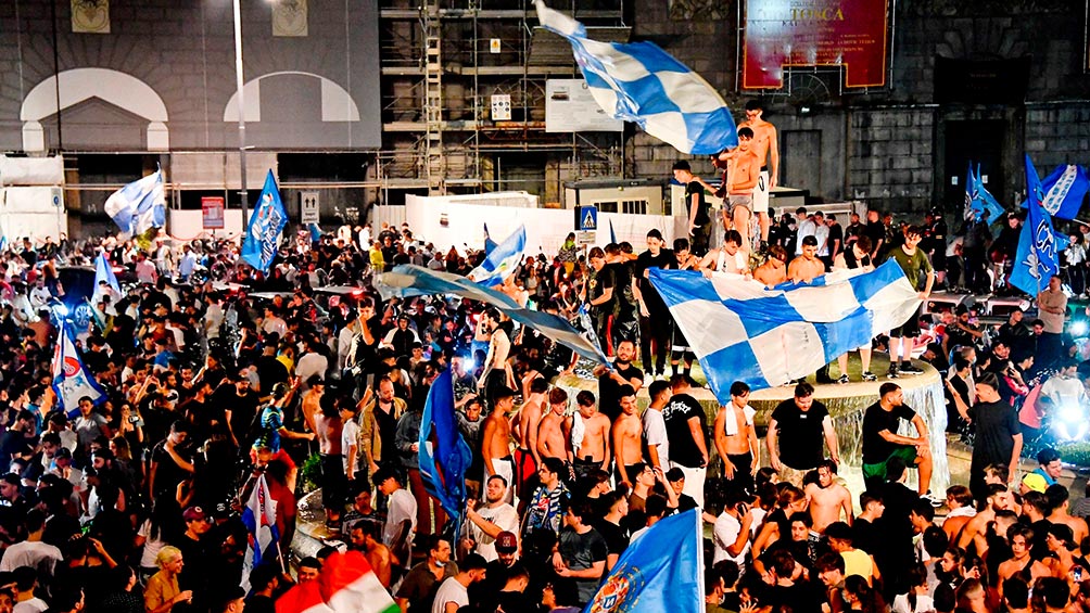 Fans del Napoli celebran el título de la Coppa Italia