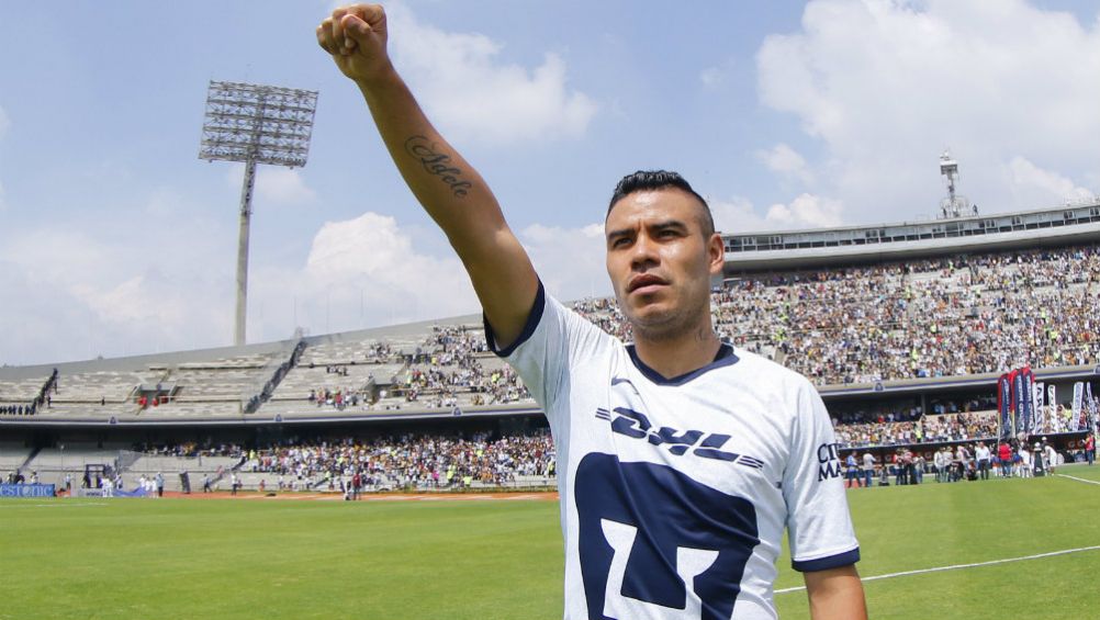 Pablo Barrera entonando el himno de la Universidad