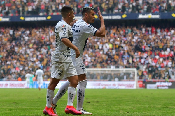 Pablo Barrera celebrando una anotación con Pumas