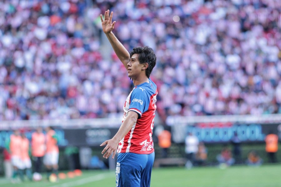 Macías durante un partido con Chivas