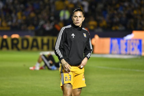 Carlos Salcedo antes de un juego de la UANL