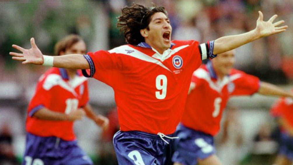 Iván Zamorano durante un duelo con la selección de Chile