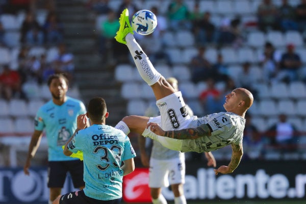 Ariel Nahuelpán en acción con Gallos Blancos