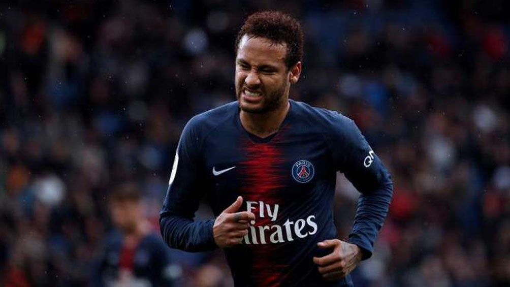 Neymar durante un duelo con el PSG