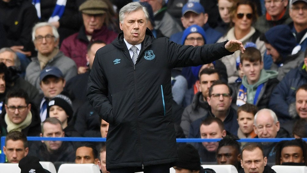 Carlo Ancelotti durante un duelo del Everton