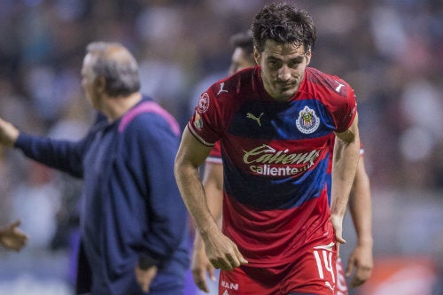 El zaguero durante un juego de Chivas