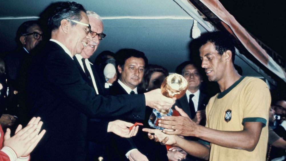 Carlos Alberto recibiendo el trofeo a manos del expresidente Luis Echeverría