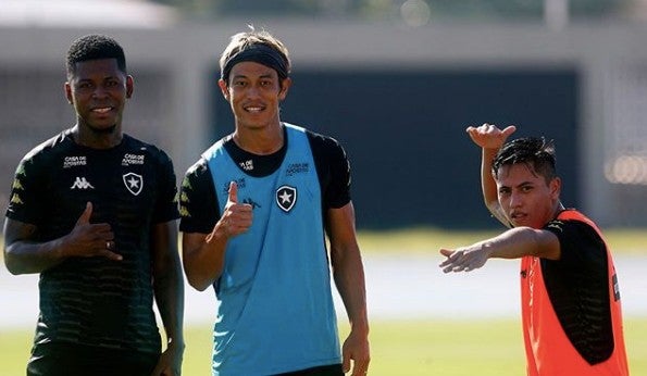 Cortez, Honda y Lecaros en el entrenamiento del Botafogo