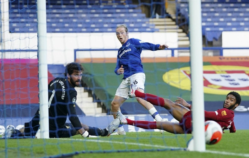 El remate de Tom Davies que se estrelló en el poste derecho de Alisson