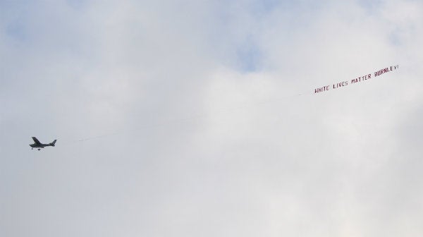 Avioneta sobrevolando el Etihad Stadium