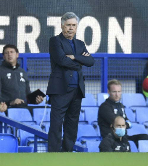 Carlo Ancelotti en el banquillo del Everton