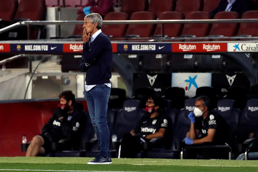 El técnico del Barcelona observando un partido