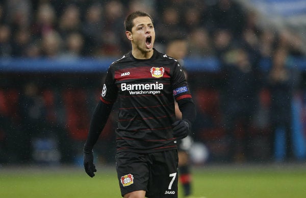 Chicharito durante un partido con el Bayer Leverkusen