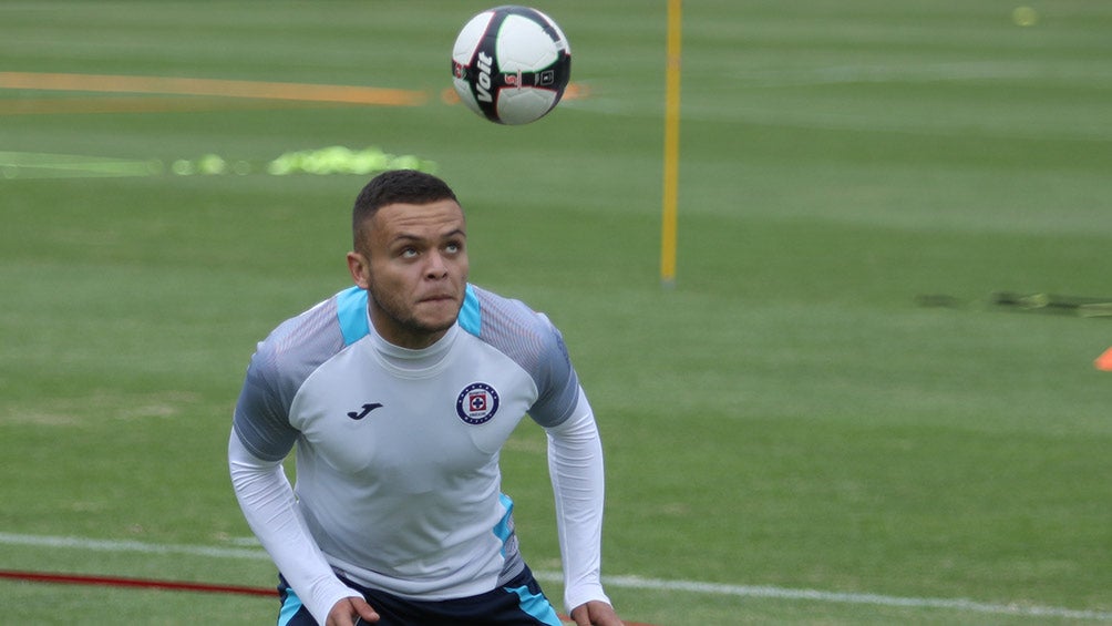 Cabecita Rodríguez trabaja con el balón en un entrenamiento