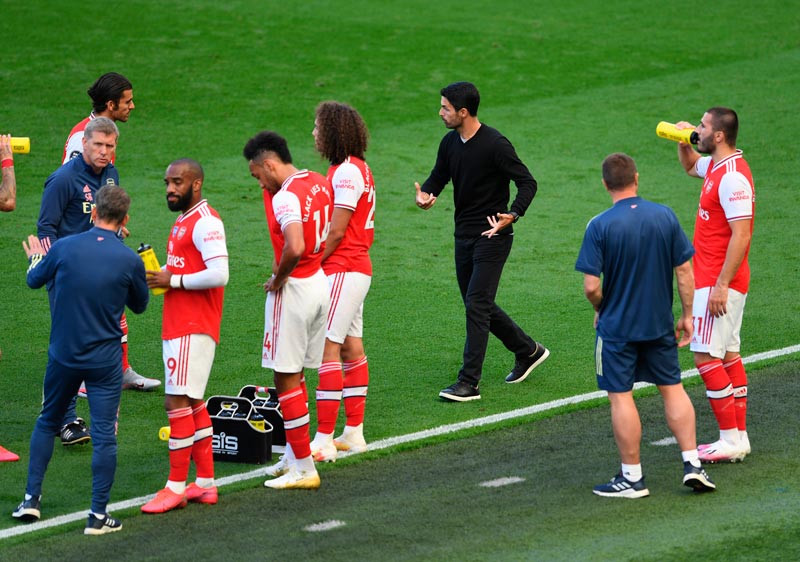 Futbolistas de los Gunners durante una pausa