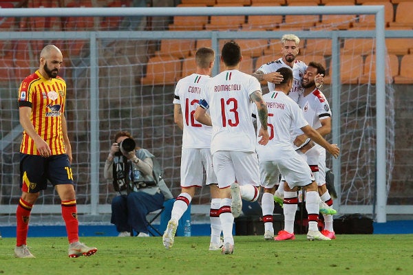 Jugadores del Milan celebran un tanto ante el Lecce