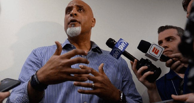 Tony Clark atiende a los medios de comunicación