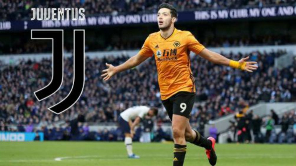 El delantero mexicano celebra un gol de Wolves