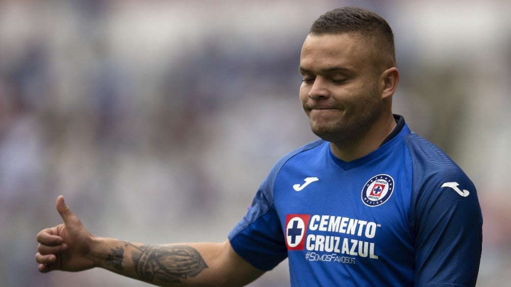 Jonathan Rodríguez durante un partido con Cruz Azul