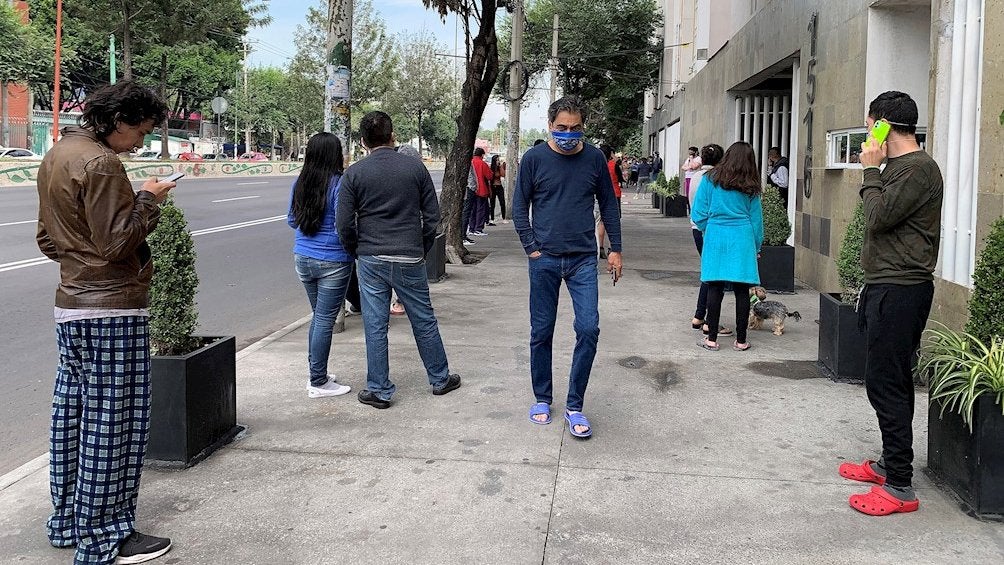 Personas salieron de sus casas tras el fuerte sismo en CDMX