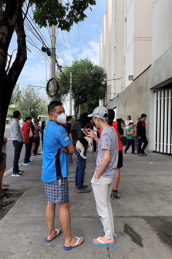 Personas salieron de sus casas tras el fuerte sismo en CDMX