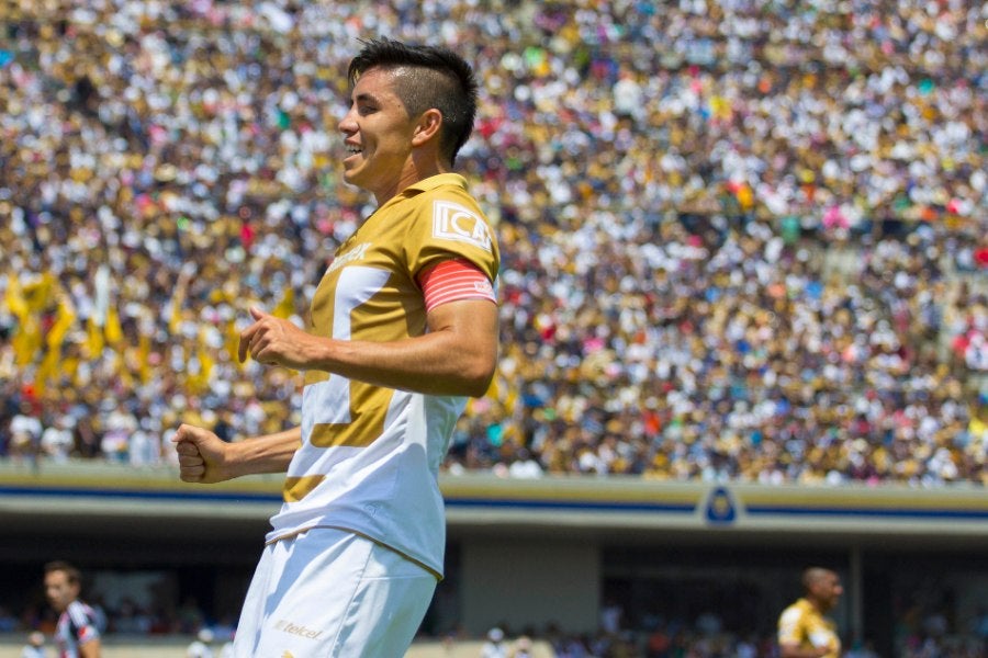 Efraín Velarde durante un partido con Pumas