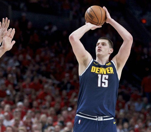 Nikola Jokic antes de lanzar el balón