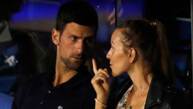 Nole platica con su esposa durante un juego del Adria Tour