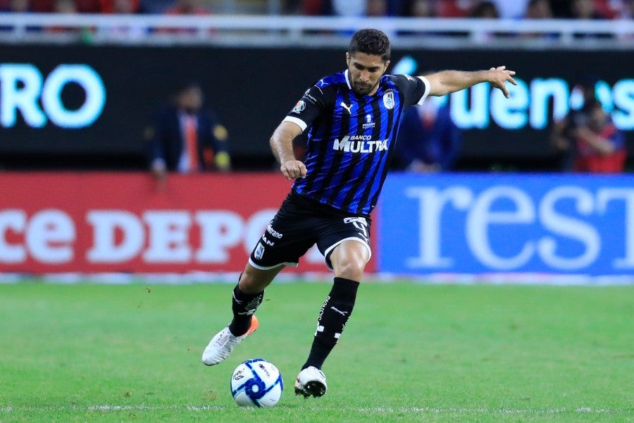 Jair Pereira durante un partido con Querétaro