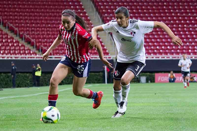 Rubí Soto durante un duelo con Chivas Femenil 