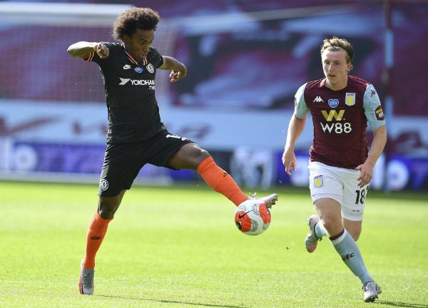 Willian durante un juego ante el Aston Villa