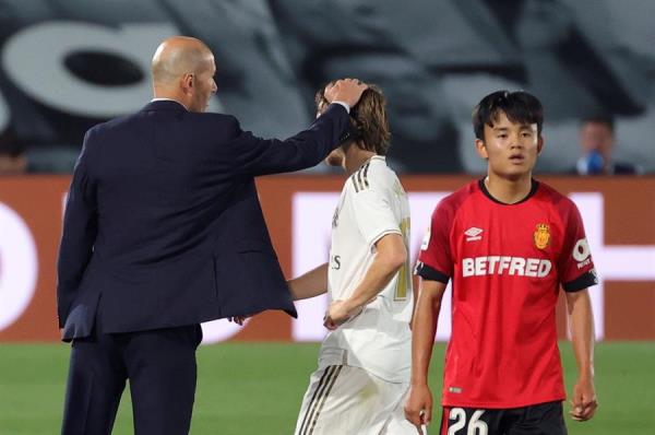 Zidane acaricia a Modric tras el final del encuentro contra Mallorca