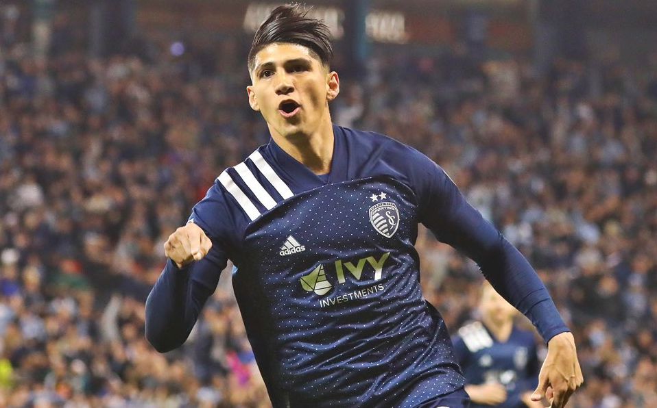 Alan Pulido celebra un gol con el Sporting KC