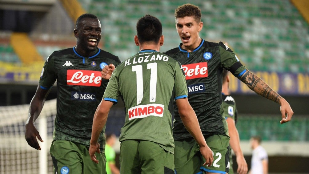 Chucky Lozano celebrando el segundo gol del Napoli