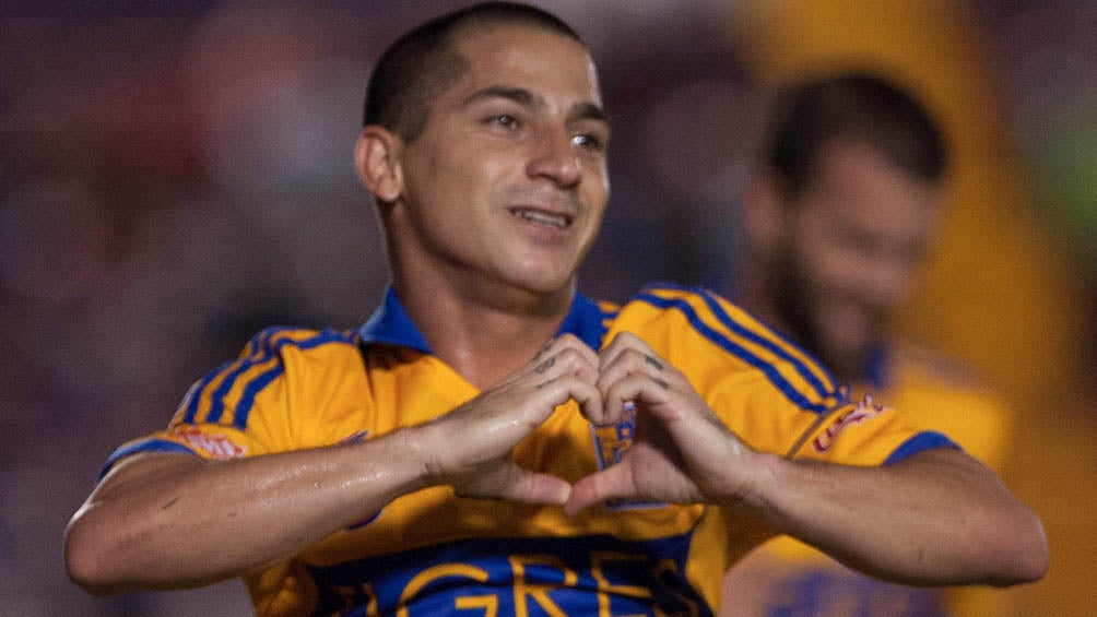 Danilinho festeja una anotación con los Tigres 