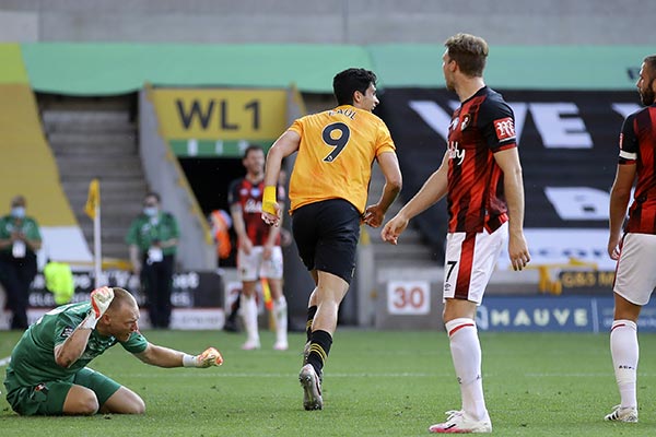 El mexicano festeja su gol contra Bournemouth