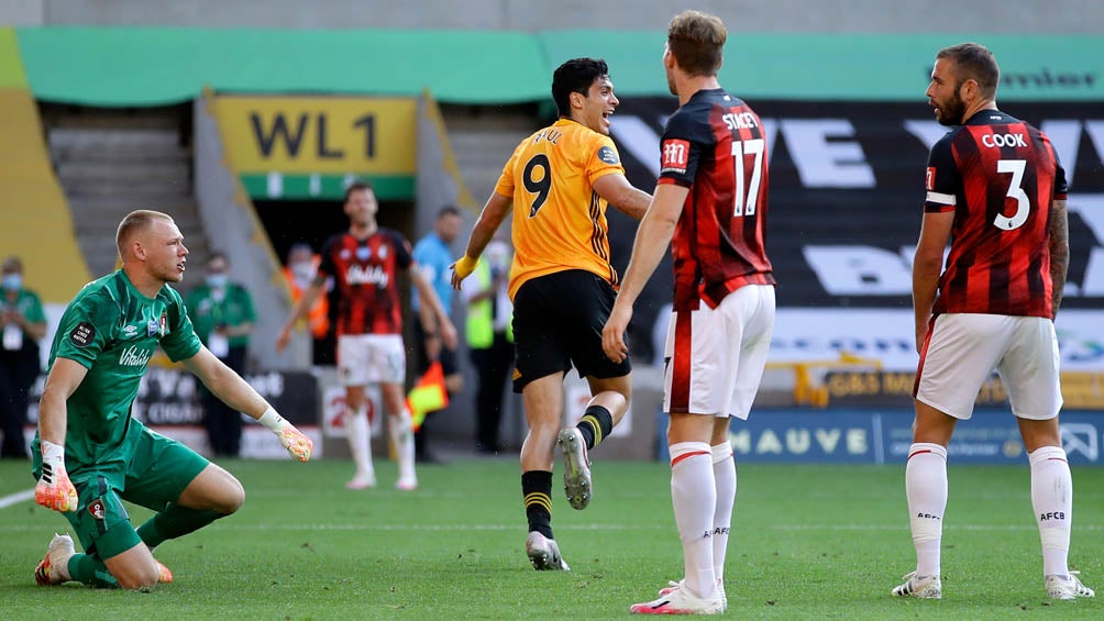 Raúl Jiménez tras anotar su gol 15 en Premier League 