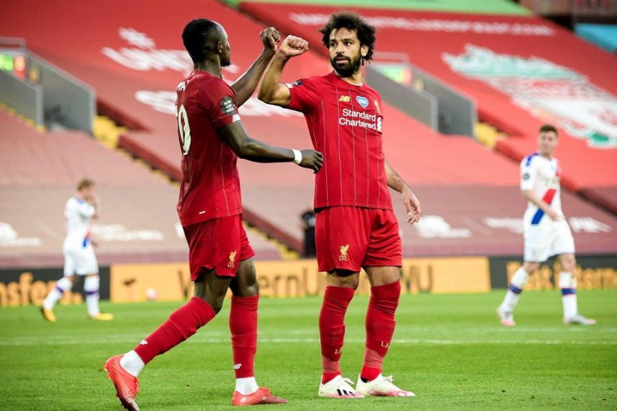 Sadio Mané y Mohamed Salah celebran su gol