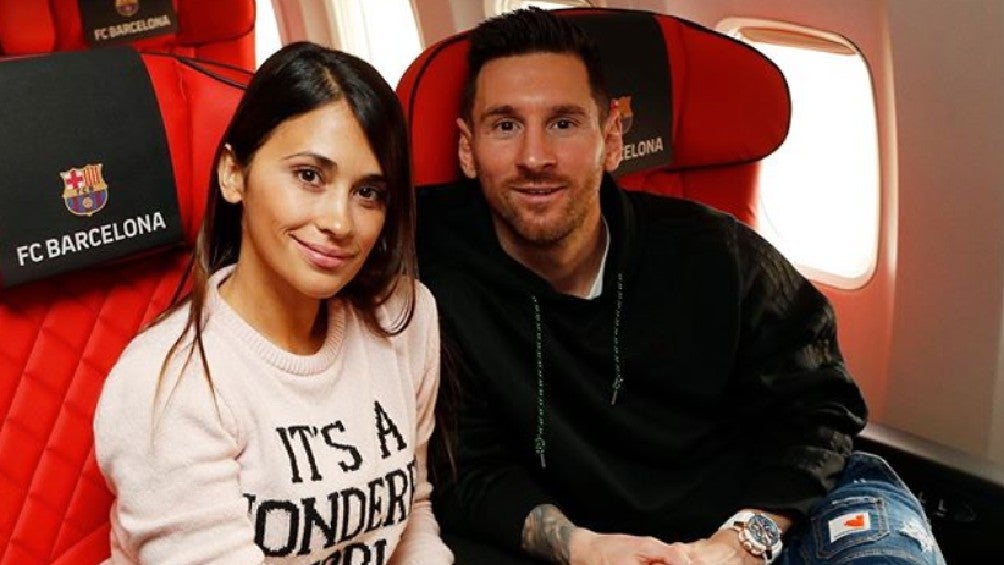 Messi junto a Antonella en un avión