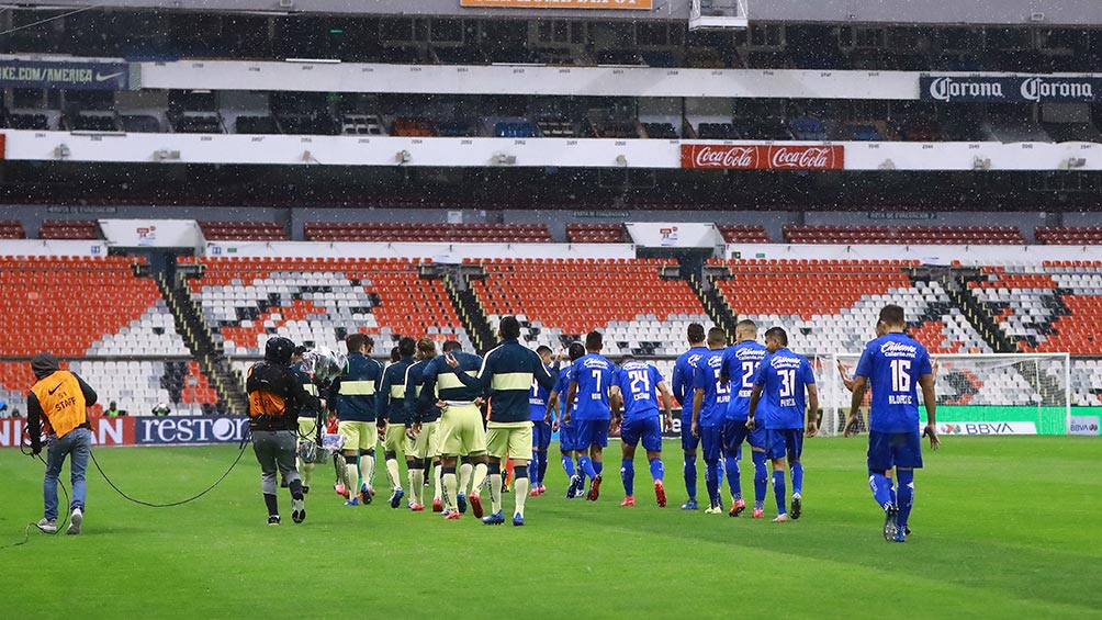 Jugadores de Cruz Azul y América previo a un partido 