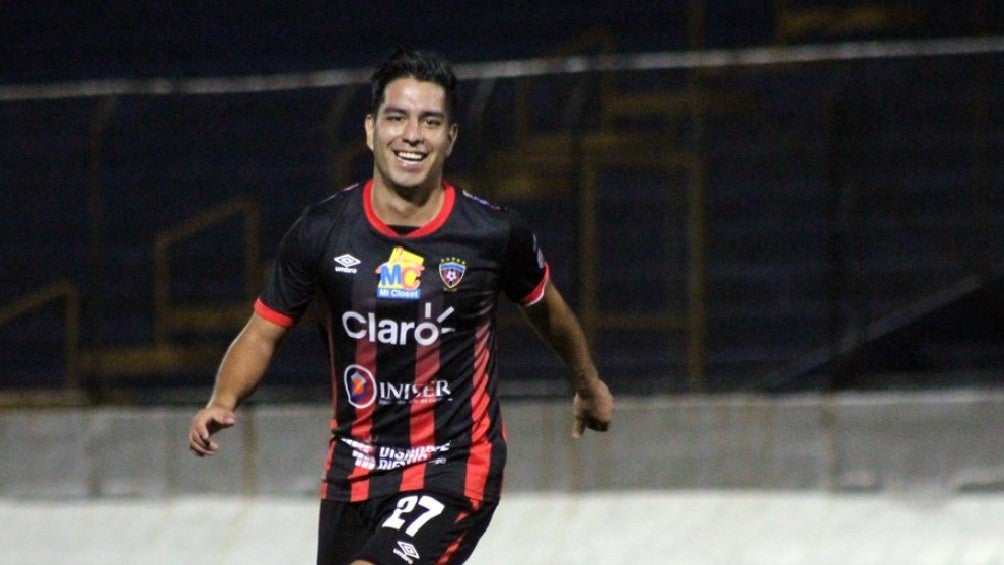 Fernando Villalpando durante un partido con Walter Ferretti