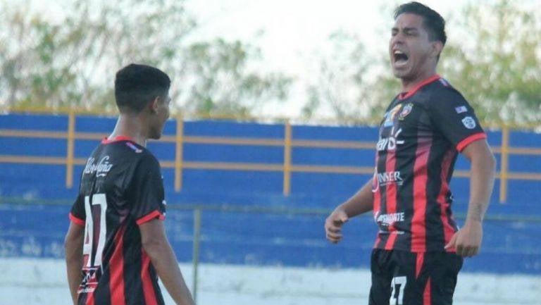 Fernando Villalpando durante un partido con Walter Ferretti