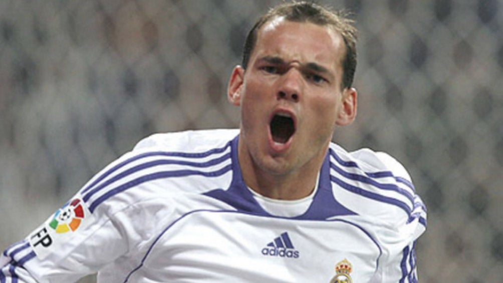 Wesley Sneijder festeja un gol con la camiseta del Real Madrid 